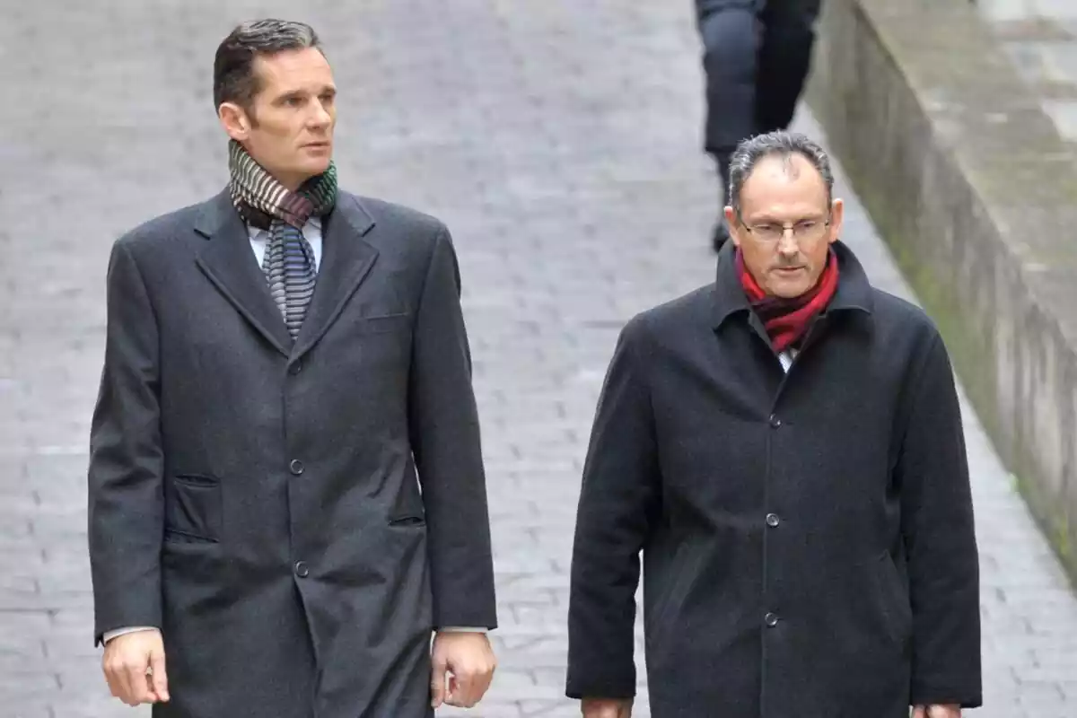 Imatge de Mario Pascual Vives i Iñaki Urdangarin passejant pel carrer, tots dos amb rostre seriós Imatge de Mario Pascual Vives i Iñaki Urdangarin passejant pel carrer, tots dos amb rostre seriós