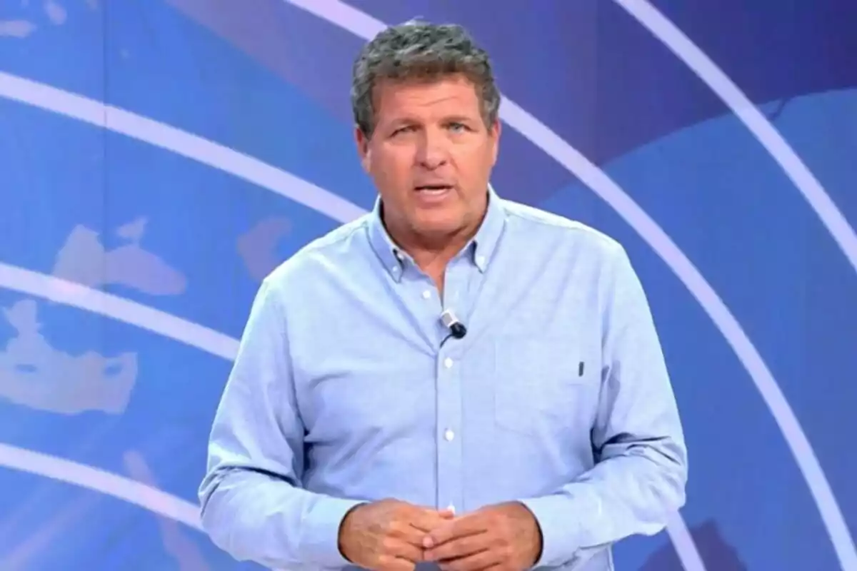 Mario Picazo amb camisa blau clar parlant davant d’un fons blau amb línies corbes blanques. Mario Picazo amb camisa blau clar parlant davant d’un fons blau amb línies corbes blanques.