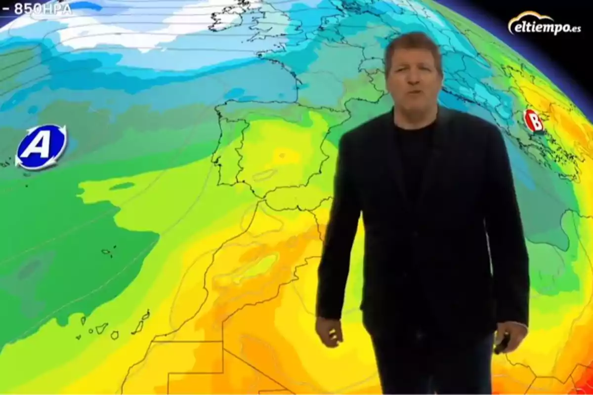 Un presentador del temps està dret davant d'un mapa meteorològic que mostra diferents zones de pressió i temperatures a Europa i el nord d'Àfrica. Un presentador del temps està dret davant d'un mapa meteorològic que mostra diferents zones de pressió i temperatures a Europa i el nord d'Àfrica.