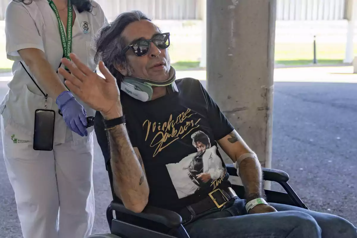 Mario Vaquerizo a la salida del Hospital Universitario de Cáceres, a 21 de octubre de 2024, en Cáceres, en silla de ruedas y con gafas de sol puestas.