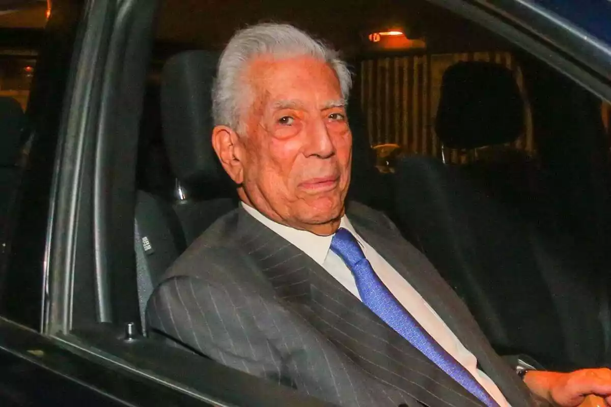 Mario Vargas Llosa fotografiat dins d'un cotxe