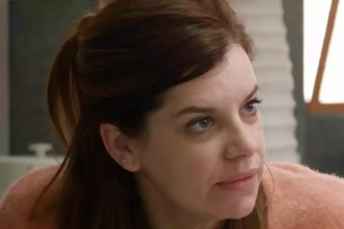 Close-up of Mariona Ribas with brown hair and a pensive expression. Close-up of Mariona Ribas with brown hair and a pensive expression.