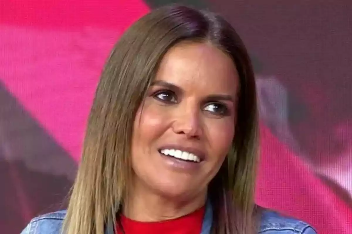 Marta López somrient amb fons vermell i jaqueta texana a Tardear. Marta López somrient amb fons vermell i jaqueta texana a Tardear.