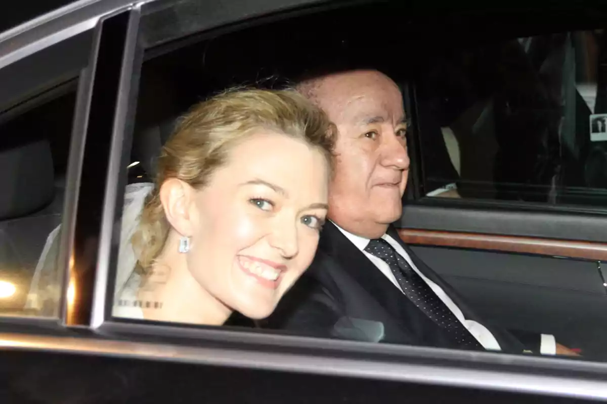 Marta Ortega i Amancio Ortega somriuen des de l'interior d'un automòbil. Marta Ortega i Amancio Ortega somriuen des de l'interior d'un automòbil.