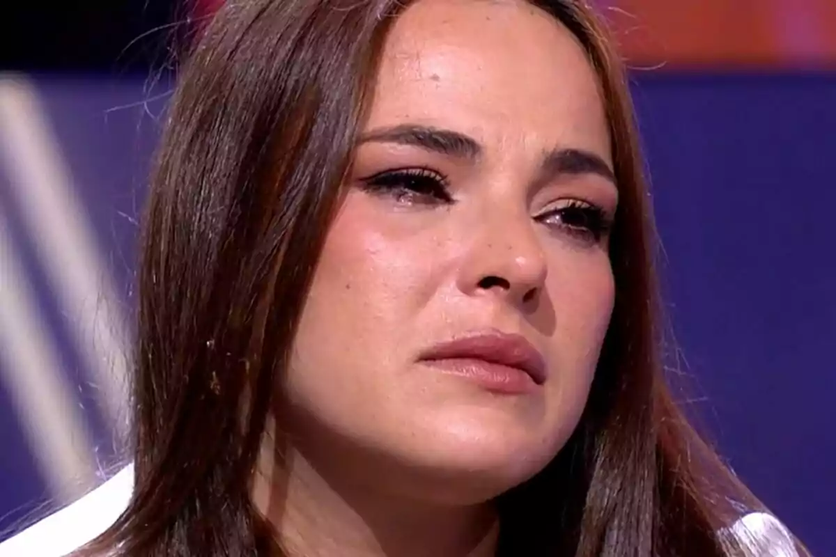 Marta Peñate de cabell castany amb expressió trista i llàgrimes als ulls a De Viernes Marta Peñate de cabell castany amb expressió trista i llàgrimes als ulls a De Viernes