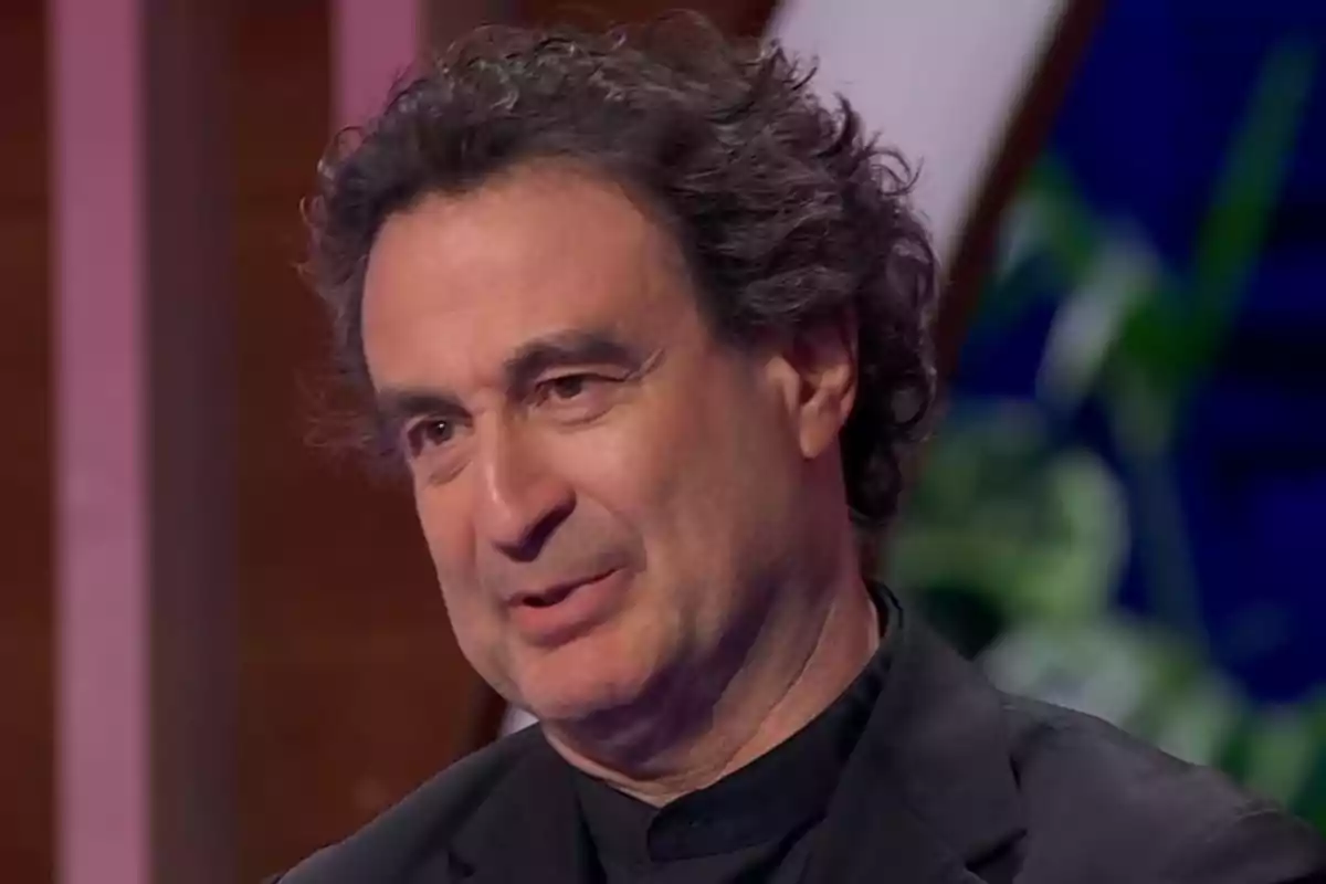 Pepe Rodríguez vestint roba fosca en un entorn interior amb el fons desenfocat. Captura de 'MasterChef' Pepe Rodríguez vestint roba fosca en un entorn interior amb el fons desenfocat. Captura de 'MasterChef'