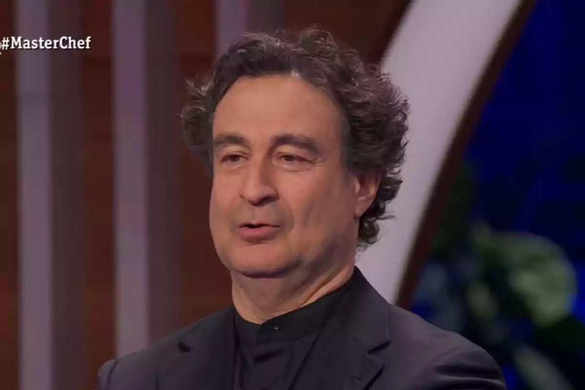 Pepe Rodríguez amb expressió seriosa en un plató de televisió amb el logotip de MasterChef a la cantonada. Pepe Rodríguez amb expressió seriosa en un plató de televisió amb el logotip de MasterChef a la cantonada.