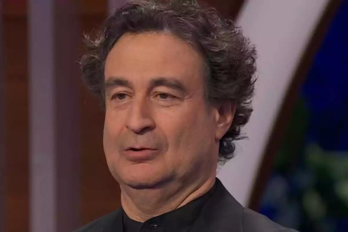 Pepe Rodríguez amb expressió seriosa, vestit amb una jaqueta fosca, en un entorn interior. Captura de 'MasterChef'. Pepe Rodríguez amb expressió seriosa, vestit amb una jaqueta fosca, en un entorn interior. Captura de 'MasterChef'.