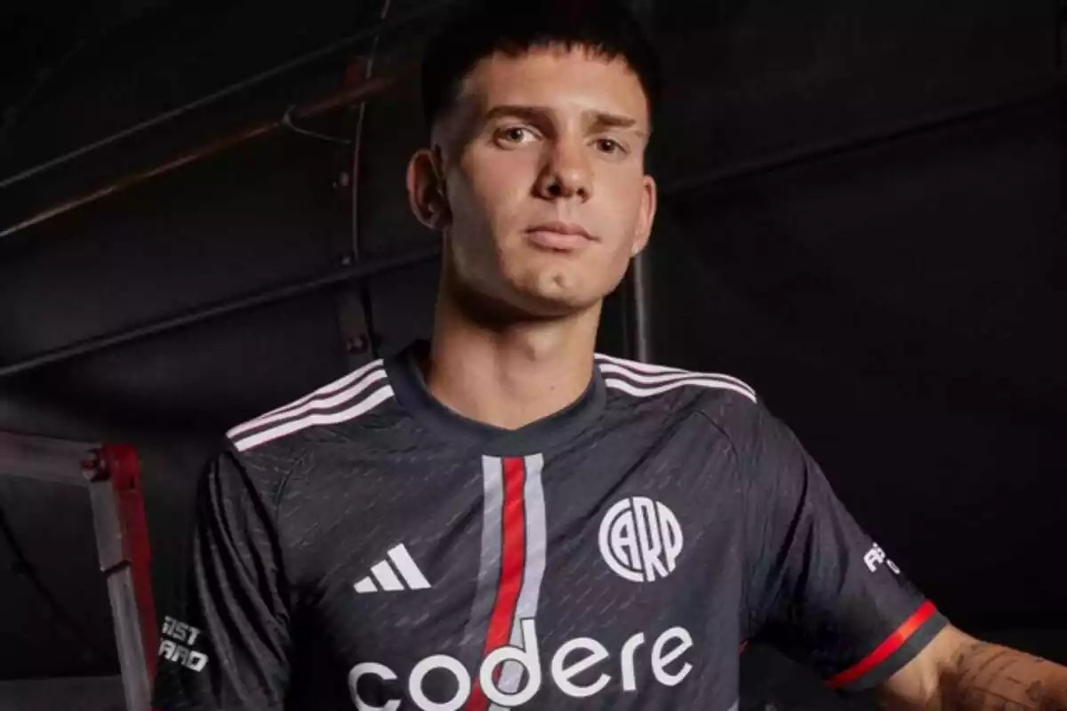 Franco Mastantuono posing with the black River Plate t-shirt Franco Mastantuono posing with the black River Plate t-shirt