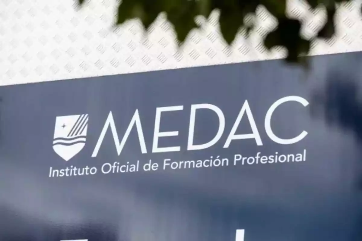 Cartel del Instituto Oficial de Formación Profesional MEDAC con un fondo azul y letras blancas.
