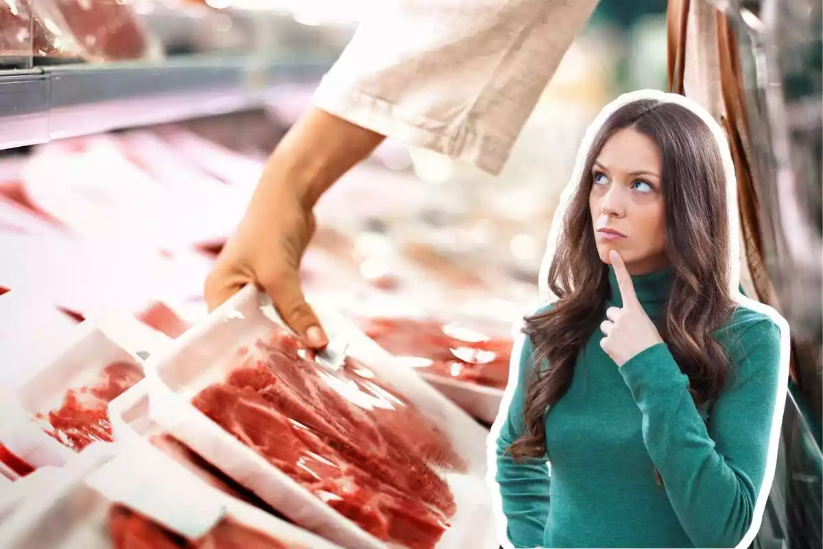 Dona pensant i una altra agafant la carn en un supermercat