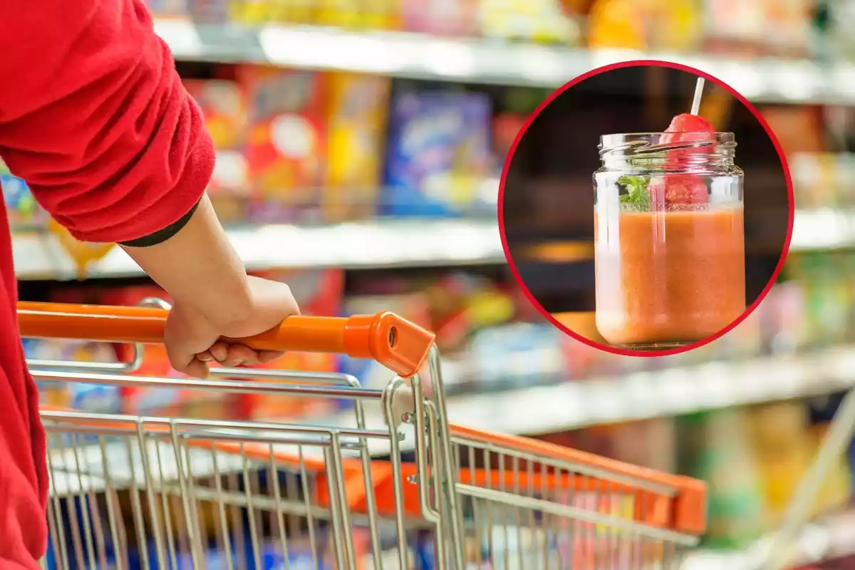 Detall de carro sent empès en un carrer borrós de supermercat, per algú que porta una dessuadora vermella remangada. Pot obert de gaspatxo amb maduixes en un cercle vermell a la cantonada superior dreta de la imatge. Detall de carro sent empès en un carrer borrós de supermercat, per algú que porta una dessuadora vermella remangada. Pot obert de gaspatxo amb maduixes en un cercle vermell a la cantonada superior dreta de la imatge.