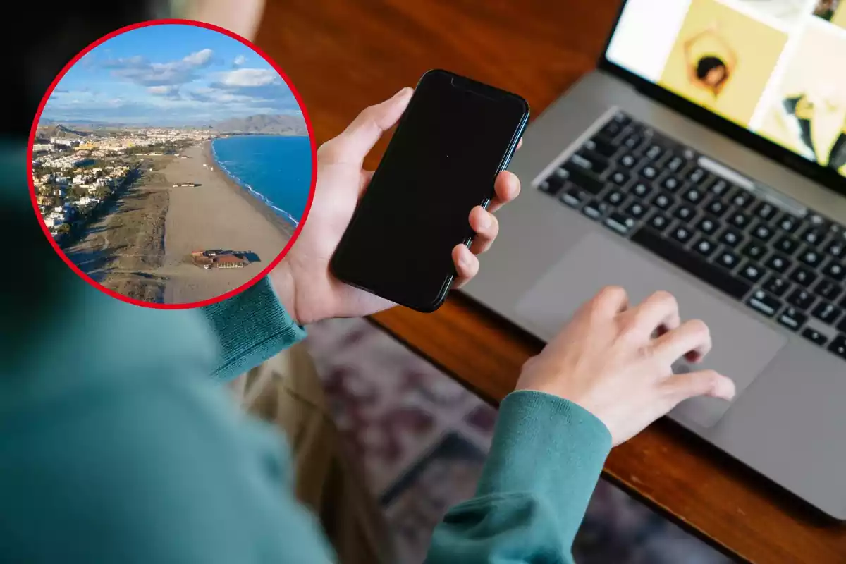 persona treballant al seu ordinador i petita imatge de la platja de Vera, Almeria
