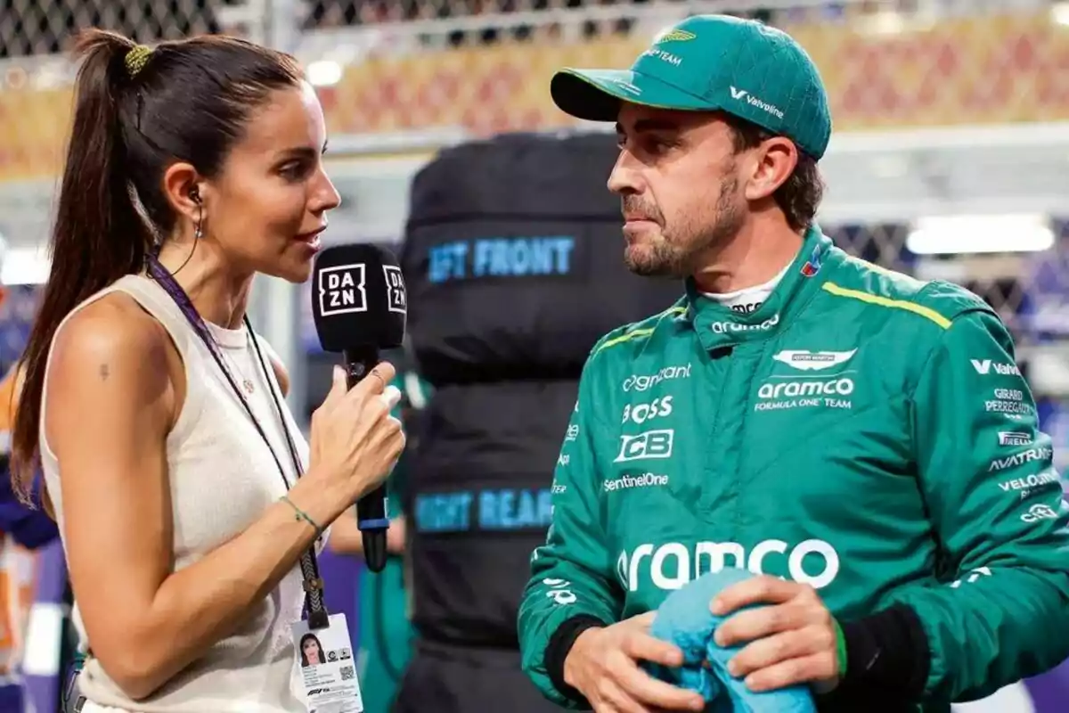 Melissa Jiménez entrevista a Fernando Alonso que lleva un uniforme verde de Aston Martin. Melissa Jiménez entrevista a Fernando Alonso que lleva un uniforme verde de Aston Martin.