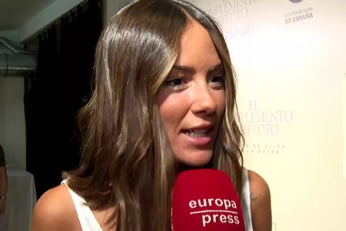Melyssa Pinto donant una entrevista a un mitjà de comunicació anomenat Europa Press Melyssa Pinto donant una entrevista a un mitjà de comunicació anomenat Europa Press