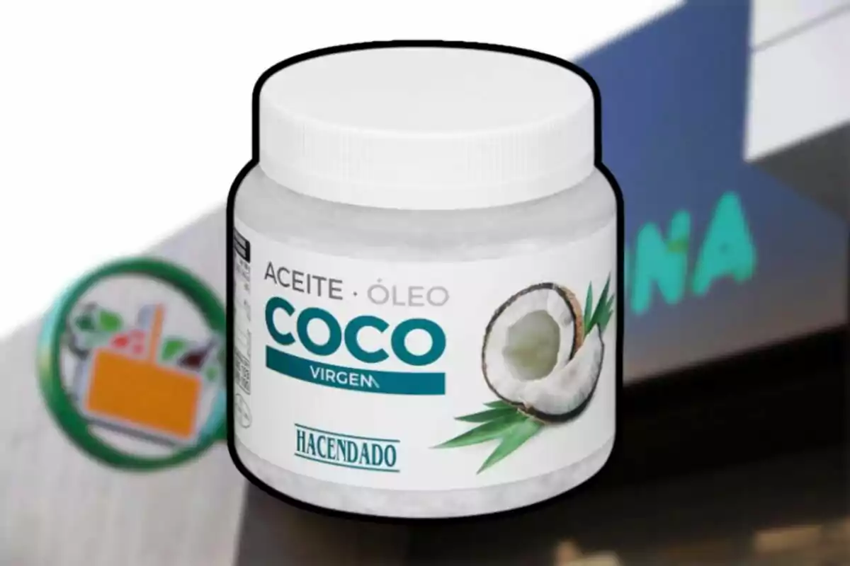 Flascó d'oli de coco verge de la marca Hacendado davant d'un supermercat. Flascó d'oli de coco verge de la marca Hacendado davant d'un supermercat.