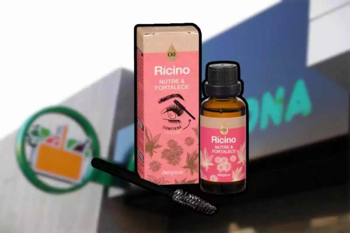 Botella y caja de aceite de ricino Deliplus con un cepillo aplicador frente a un fondo borroso de un supermercado. Botella y caja de aceite de ricino Deliplus con un cepillo aplicador frente a un fondo borroso de un supermercado.