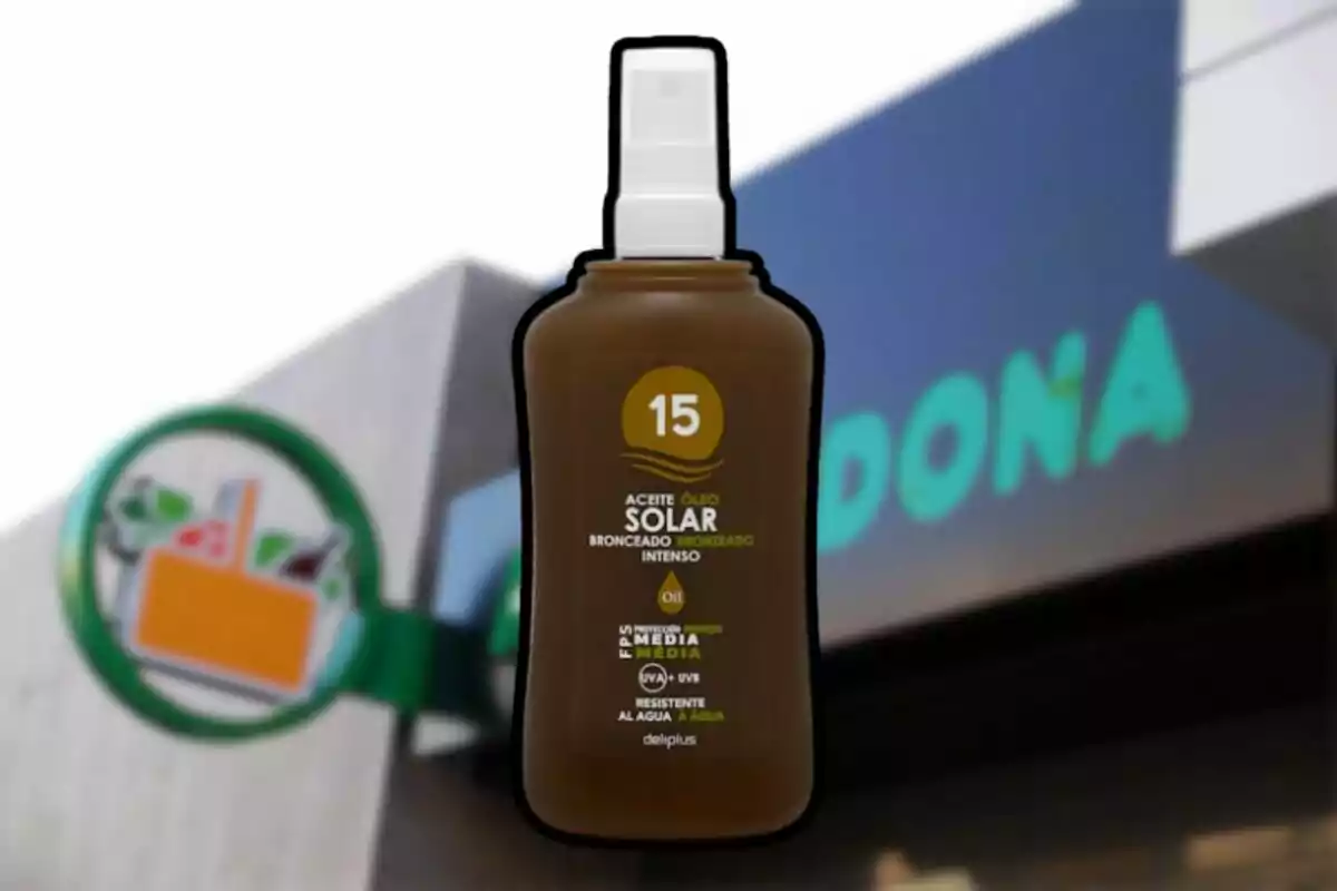 Ampolla d’oli solar bronzejador amb factor de protecció 15 davant d’una botiga Mercadona desenfocada Ampolla d’oli solar bronzejador amb factor de protecció 15 davant d’una botiga Mercadona desenfocada
