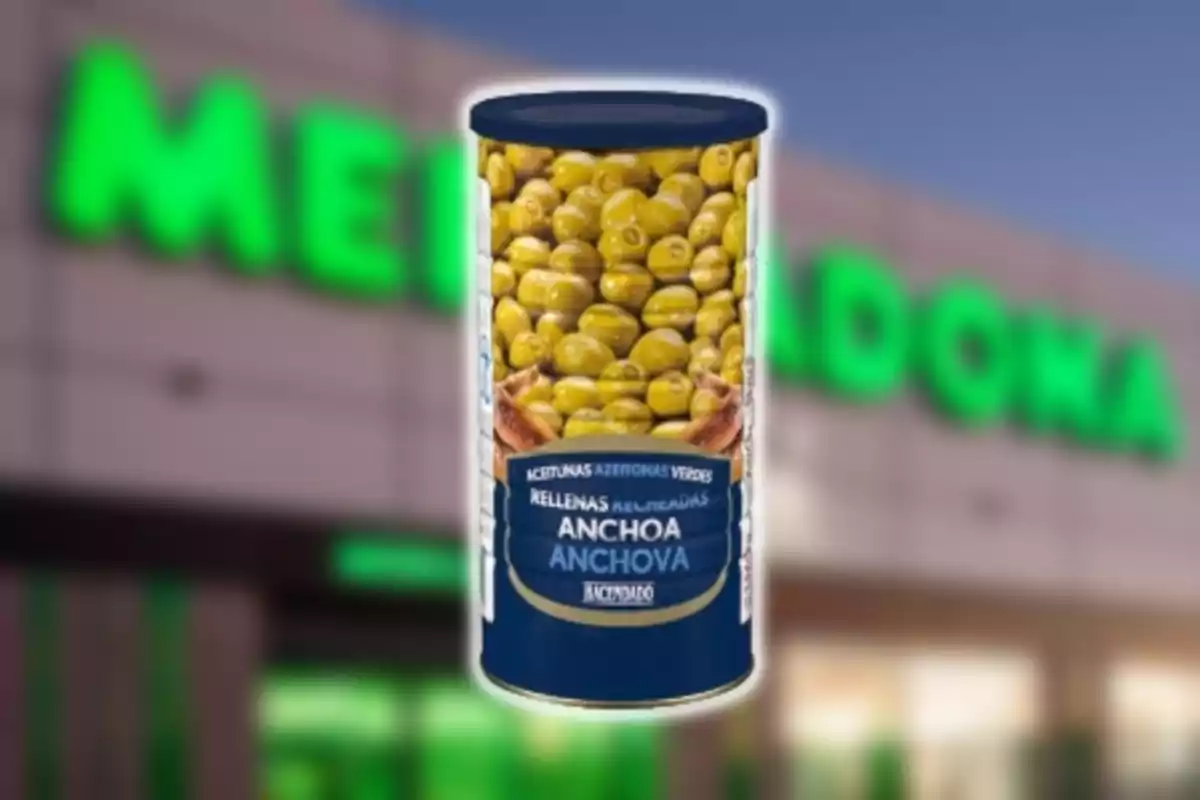 Llauna d'olives farcides d'anxova davant d'un supermercat. Llauna d'olives farcides d'anxova davant d'un supermercat.