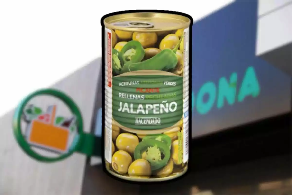 Llauna d'olives verdes farcides de jalapeny de la marca Hacendado amb un fons que mostra el logotip d'un supermercat. Llauna d'olives verdes farcides de jalapeny de la marca Hacendado amb un fons que mostra el logotip d'un supermercat.