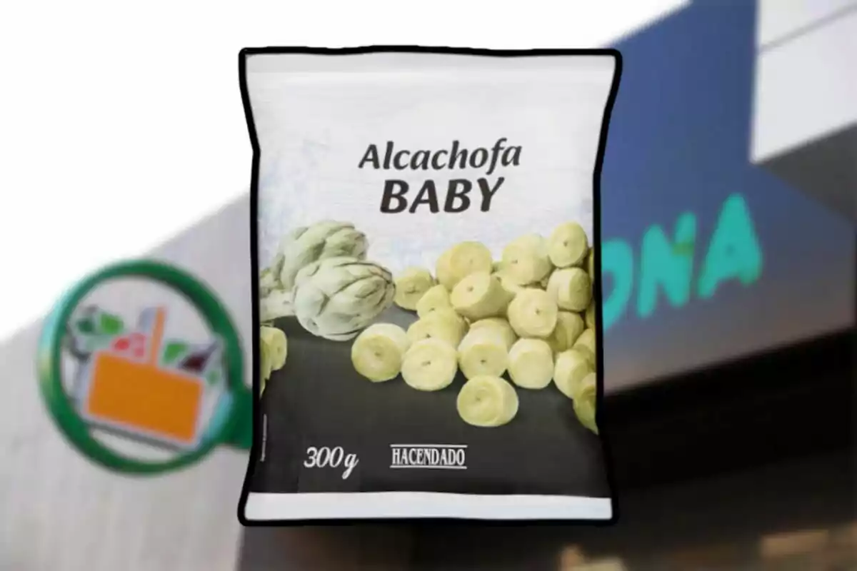 Bossa de carxofa baby congelada de la marca Hacendado de 300 grams davant d’una botiga Mercadona desenfocada.