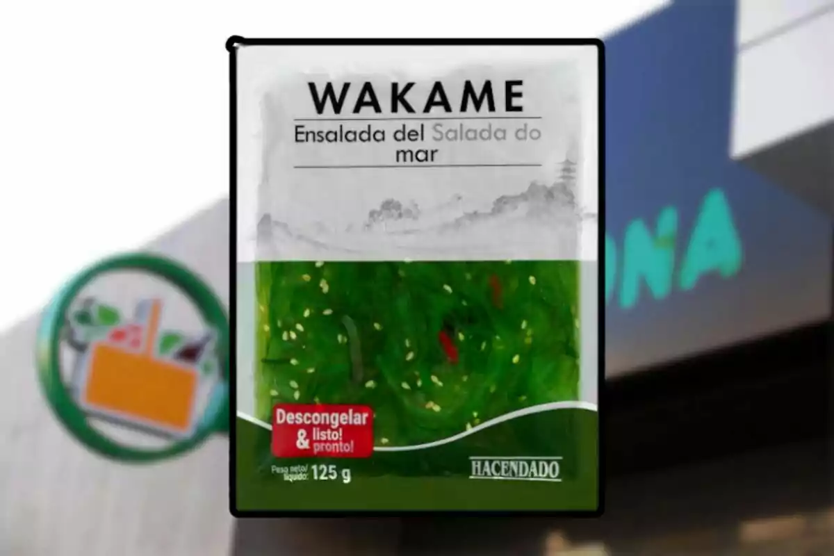Paquet d'amanida d'algues Wakame de la marca Hacendado davant d'una botiga. Paquet d'amanida d'algues Wakame de la marca Hacendado davant d'una botiga.