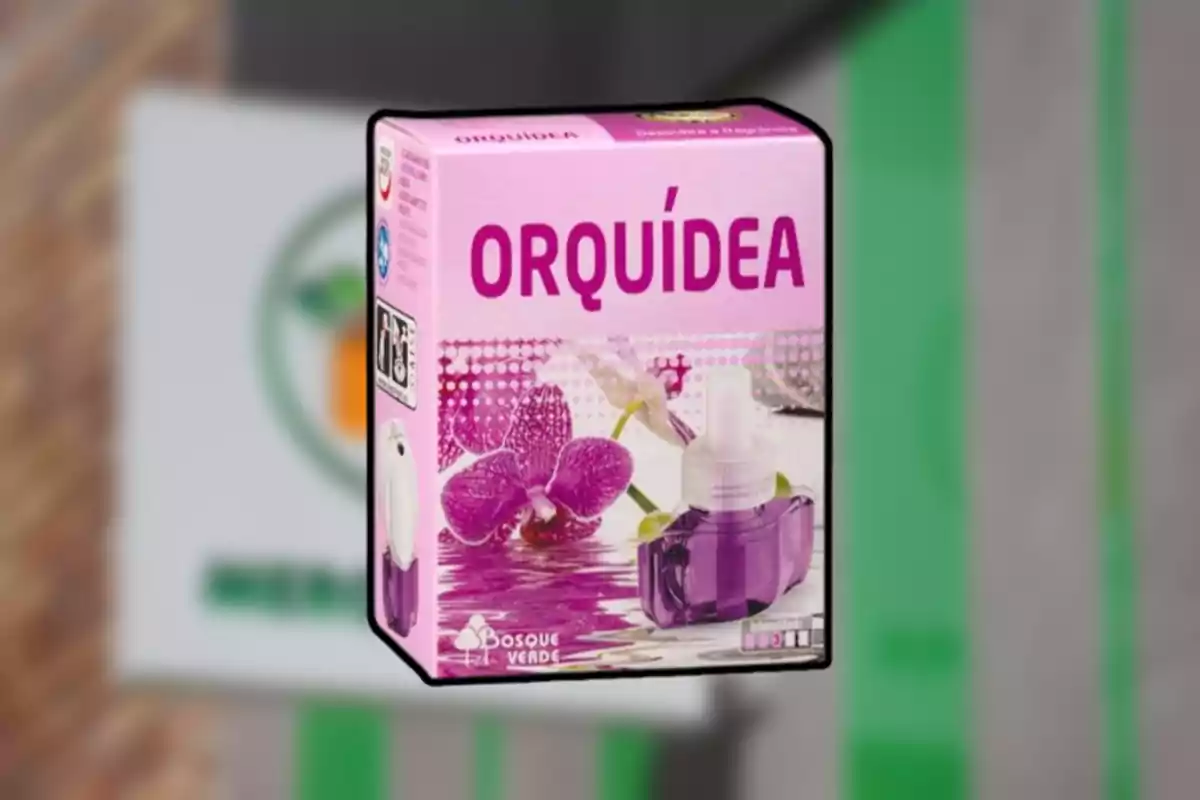 Caixa d’ambientador elèctric amb fragància d’orquídia de la marca Bosque Verde sobre un fons desenfocat. Caixa d’ambientador elèctric amb fragància d’orquídia de la marca Bosque Verde sobre un fons desenfocat.