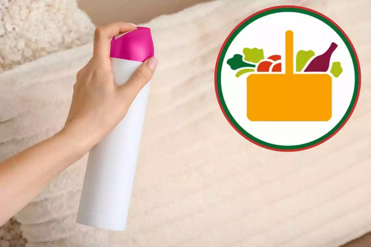 Una mà sostenint un aerosol blanc amb tapa rosa davant d'una superfície encoixinada, al costat d'una icona d'una cistella de compres amb aliments.