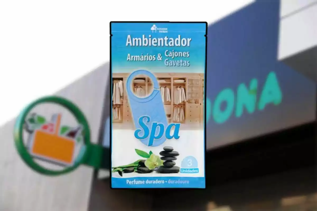 Ambientador para armarios y cajones con fragancia duradera de spa en un paquete de tres unidades frente a una tienda. Ambientador para armarios y cajones con fragancia duradera de spa en un paquete de tres unidades frente a una tienda.