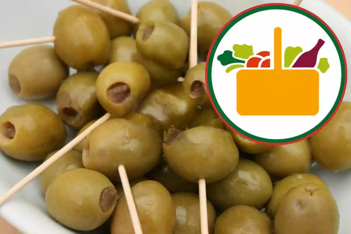 Olives verdes amb escuradents i un logotip de cistella d'aliments. Olives verdes amb escuradents i un logotip de cistella d'aliments.
