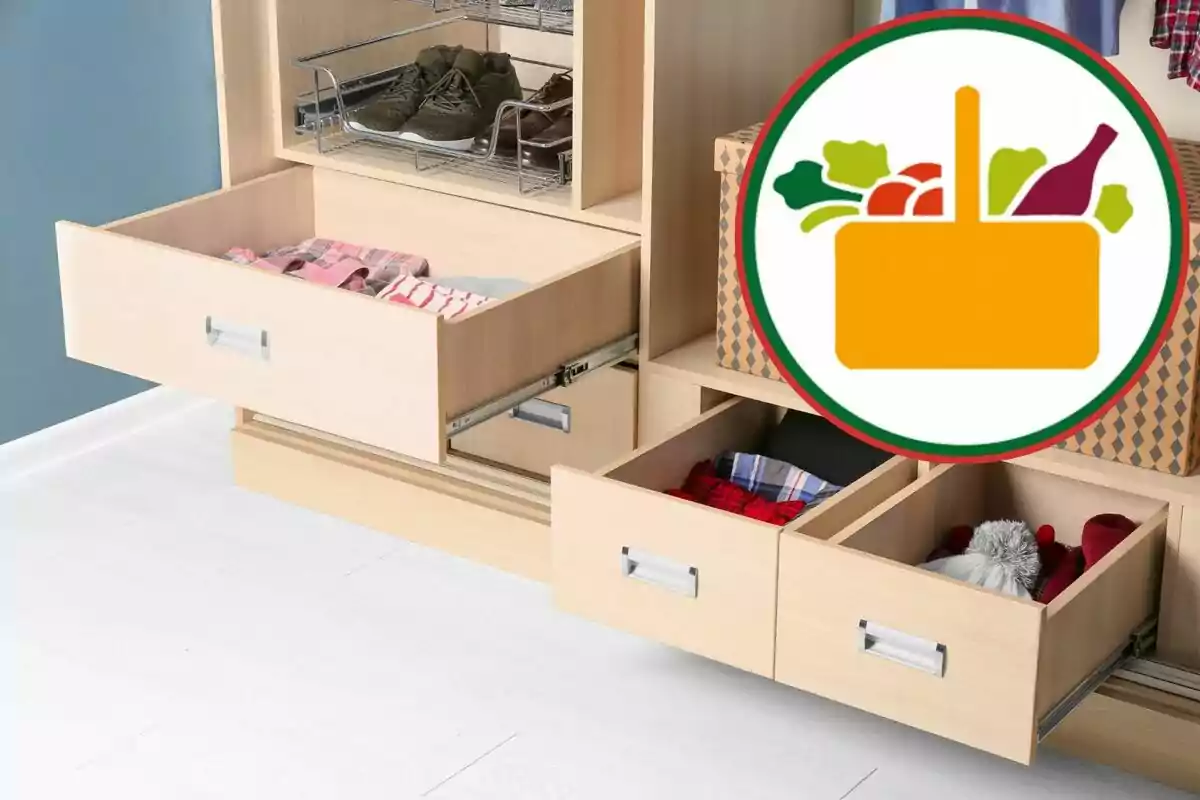 Un armario de madera con cajones abiertos que muestran ropa doblada y un estante con zapatos, superpuesto un icono de una cesta de compras con alimentos. Un armario de madera con cajones abiertos que muestran ropa doblada y un estante con zapatos, superpuesto un icono de una cesta de compras con alimentos.