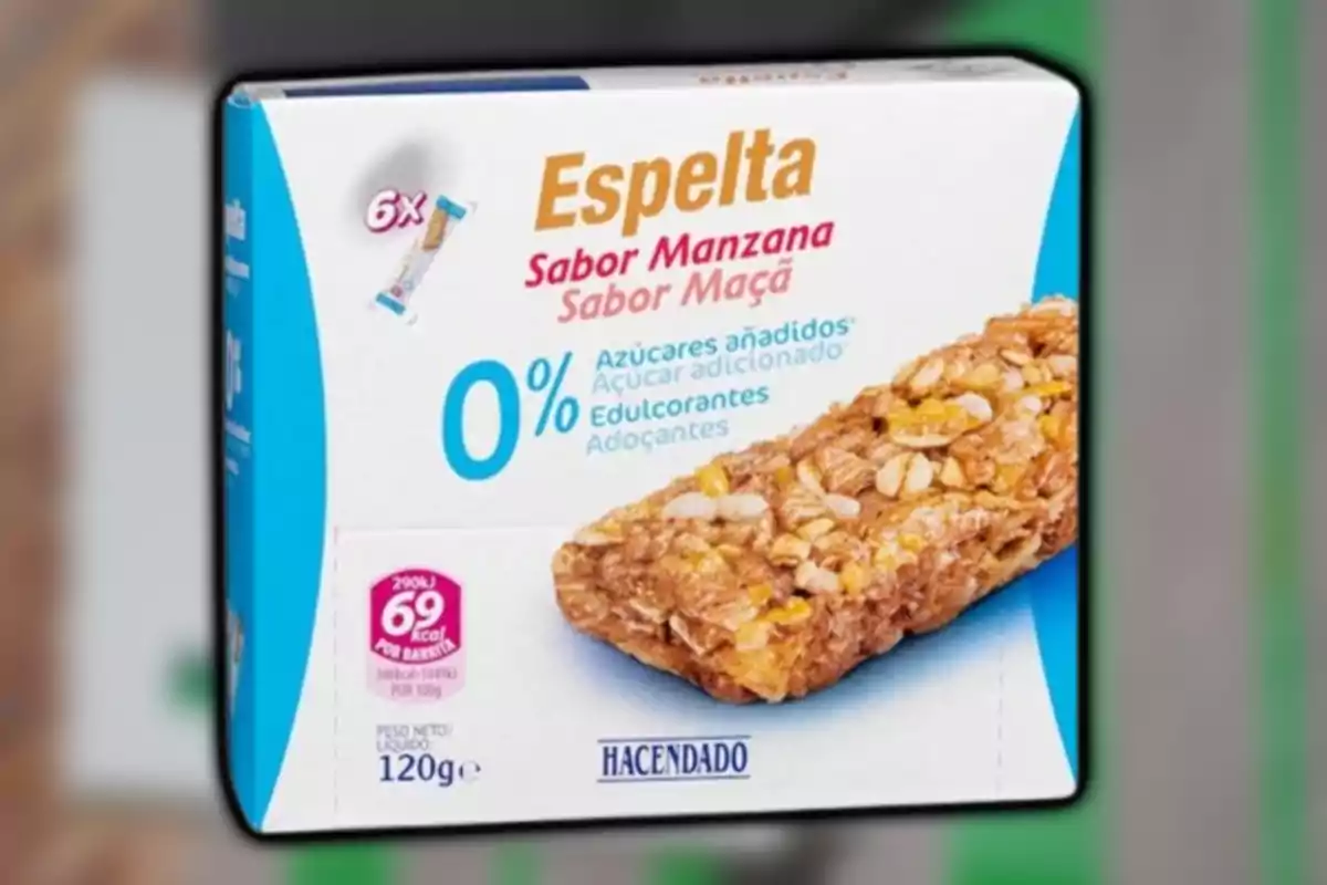 Caja de barritas de espelta sabor manzana de la marca Hacendado sin azúcares añadidos ni edulcorantes con un contenido de 120 gramos y 69 kcal por barrita. Caja de barritas de espelta sabor manzana de la marca Hacendado sin azúcares añadidos ni edulcorantes con un contenido de 120 gramos y 69 kcal por barrita.