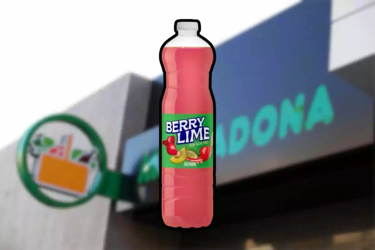 Ampolla de beguda sabor Berry Lime amb fons de supermercat. Ampolla de beguda sabor Berry Lime amb fons de supermercat.