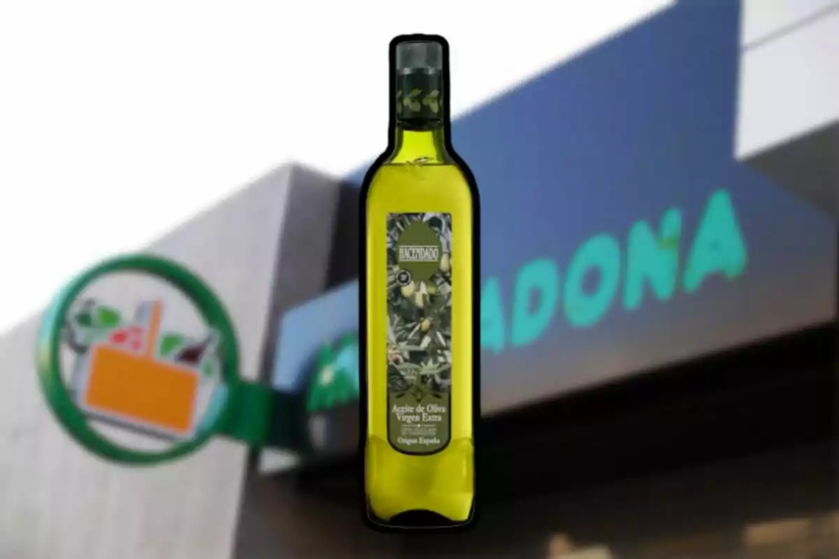 Una ampolla d'oli d'oliva verge extra de la marca Hacendado davant d'un cartell de supermercat. Una ampolla d'oli d'oliva verge extra de la marca Hacendado davant d'un cartell de supermercat.