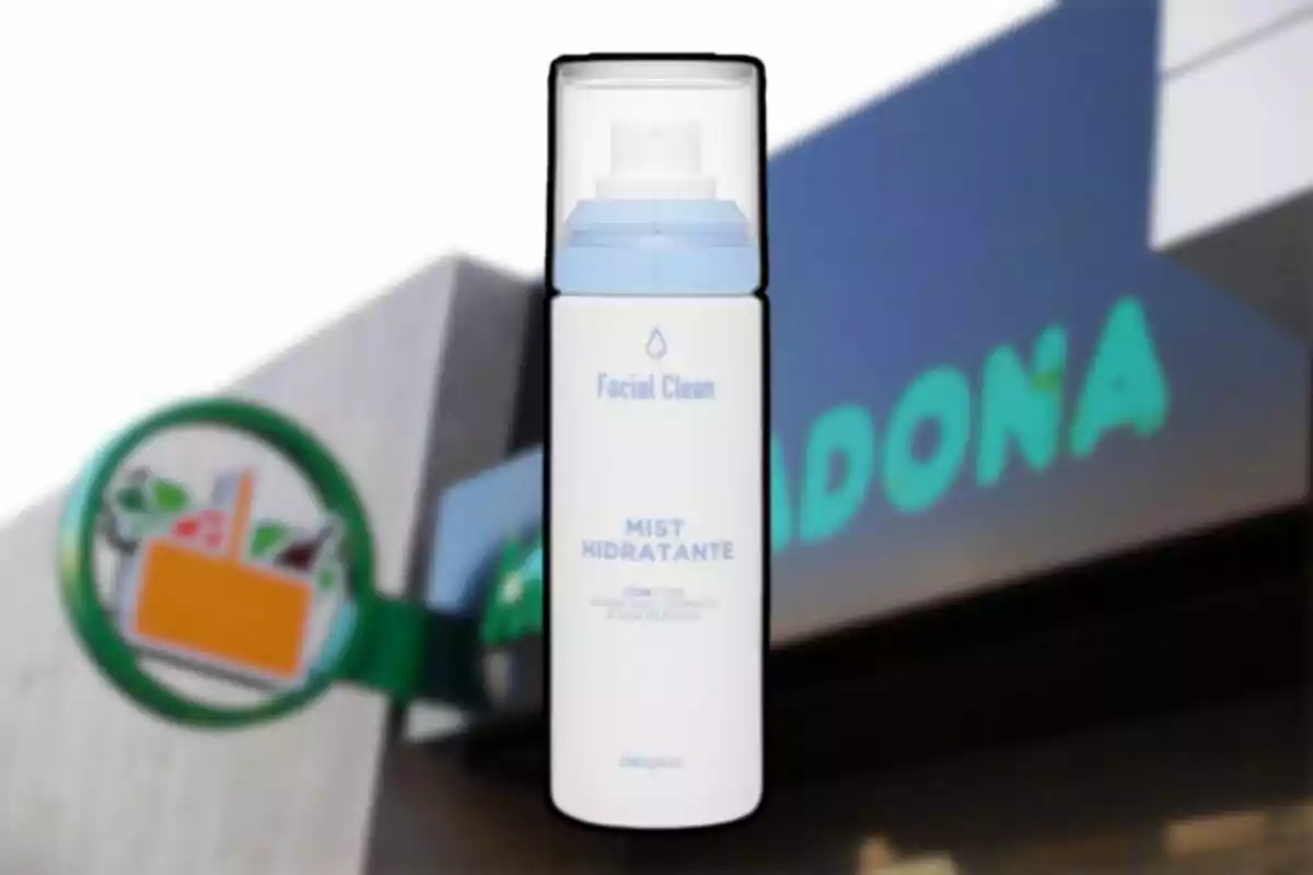 Envàs de Mist Hidratant Facial Clean davant d'una botiga. Envàs de Mist Hidratant Facial Clean davant d'una botiga.