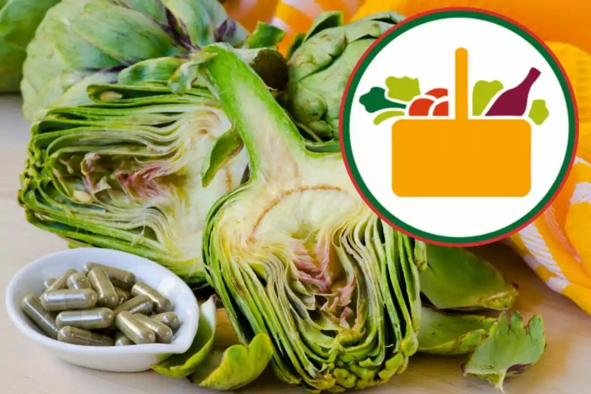 Carxofes fresques tallades per la meitat amb un plat amb càpsules i un logotip d'aliments saludables.