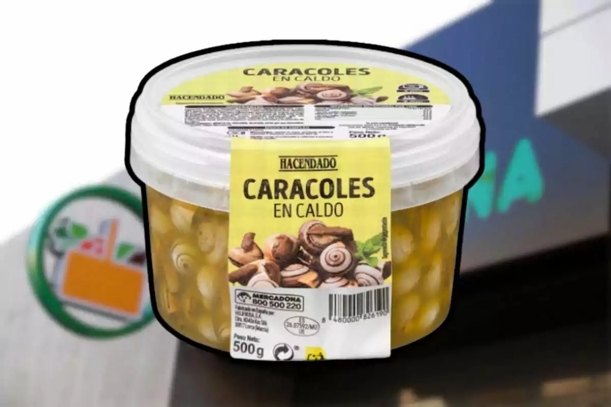 Envàs de cargols en brou de la marca Hacendado davant d’un supermercat Mercadona Envàs de cargols en brou de la marca Hacendado davant d’un supermercat Mercadona