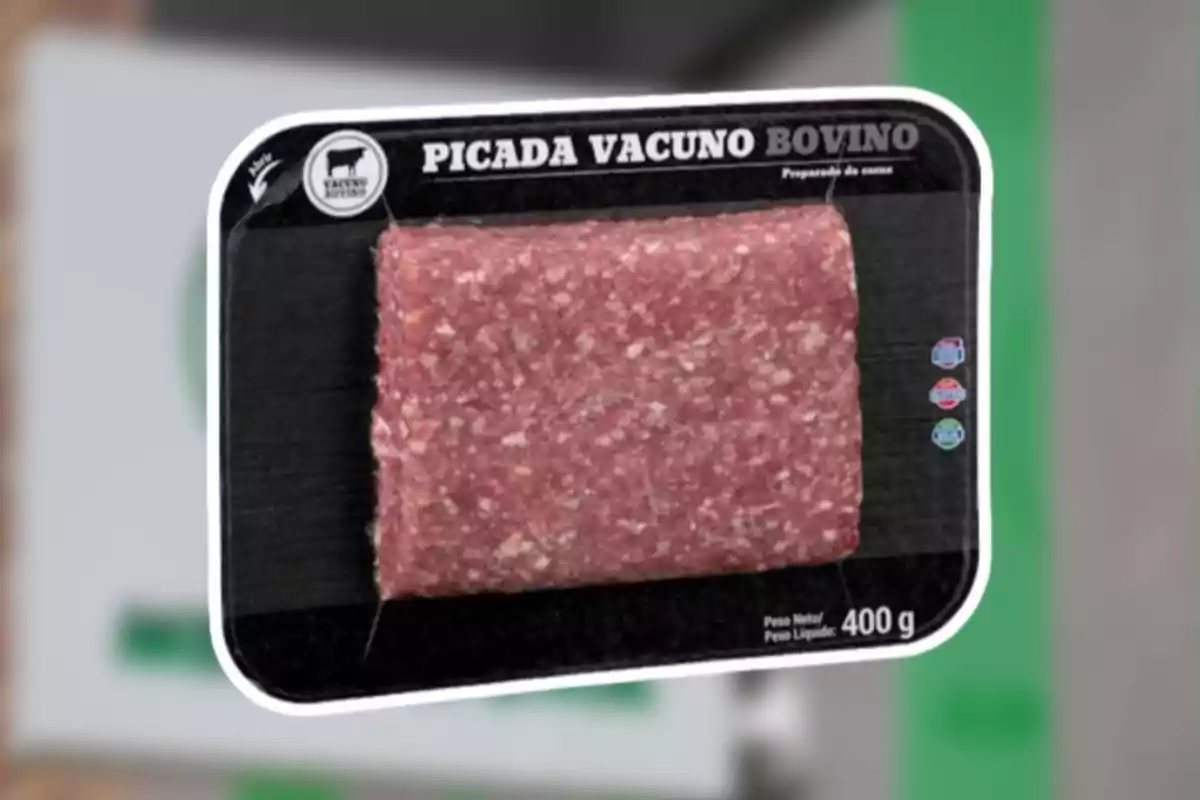 Paquet de carn picada de boví de 400 grams en un envàs negre.