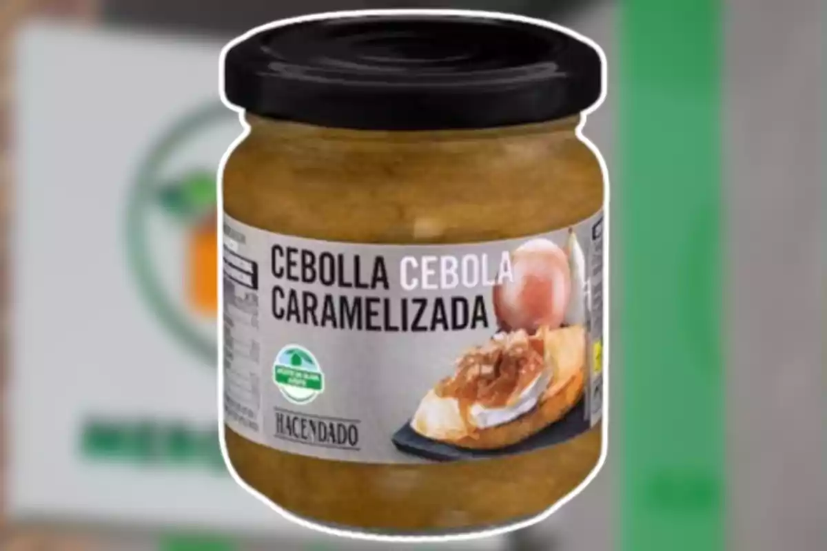 Un flascó de ceba caramel·litzada de la marca Hacendado amb tapa negra i etiqueta que mostra una imatge de ceba i una torrada. Un flascó de ceba caramel·litzada de la marca Hacendado amb tapa negra i etiqueta que mostra una imatge de ceba i una torrada.