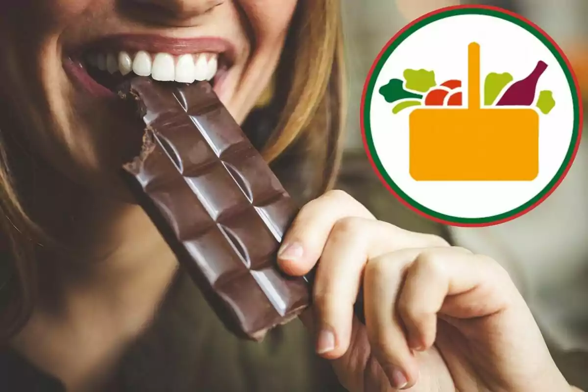 Persona mordiendo una barra de chocolate con un icono de cesta de alimentos al lado.