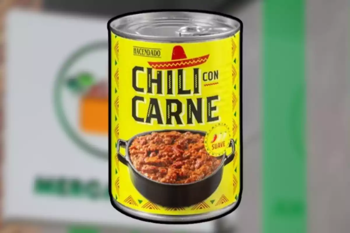Llauna de chili amb carn de la marca Hacendado amb disseny groc i un barret vermell a l'etiqueta. Llauna de chili amb carn de la marca Hacendado amb disseny groc i un barret vermell a l'etiqueta.