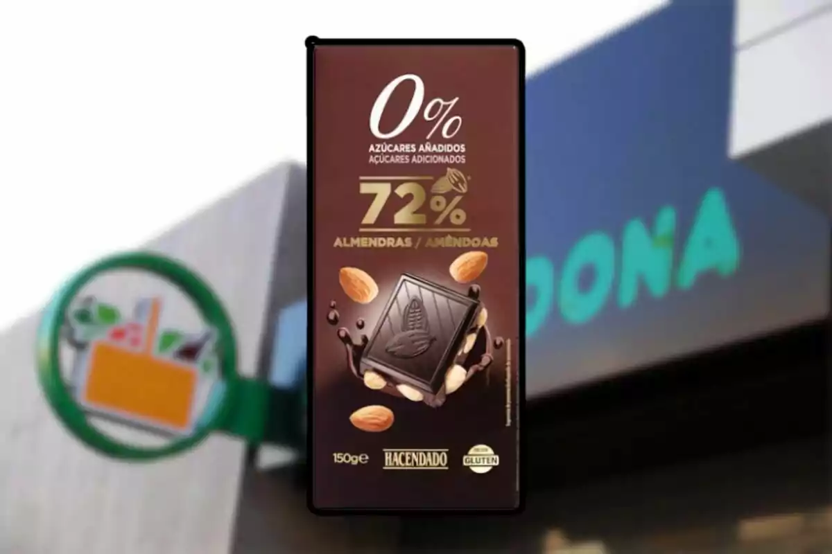 A package of dark chocolate with almonds from the Hacendado brand, with 72% cocoa and no added sugars, against a blurred supermarket background. A package of dark chocolate with almonds from the Hacendado brand, with 72% cocoa and no added sugars, against a blurred supermarket background.