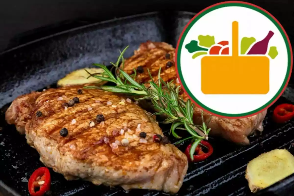 Carn a la graella amb espècies i herbes amb un logotip d'aliments. Carn a la graella amb espècies i herbes amb un logotip d'aliments.