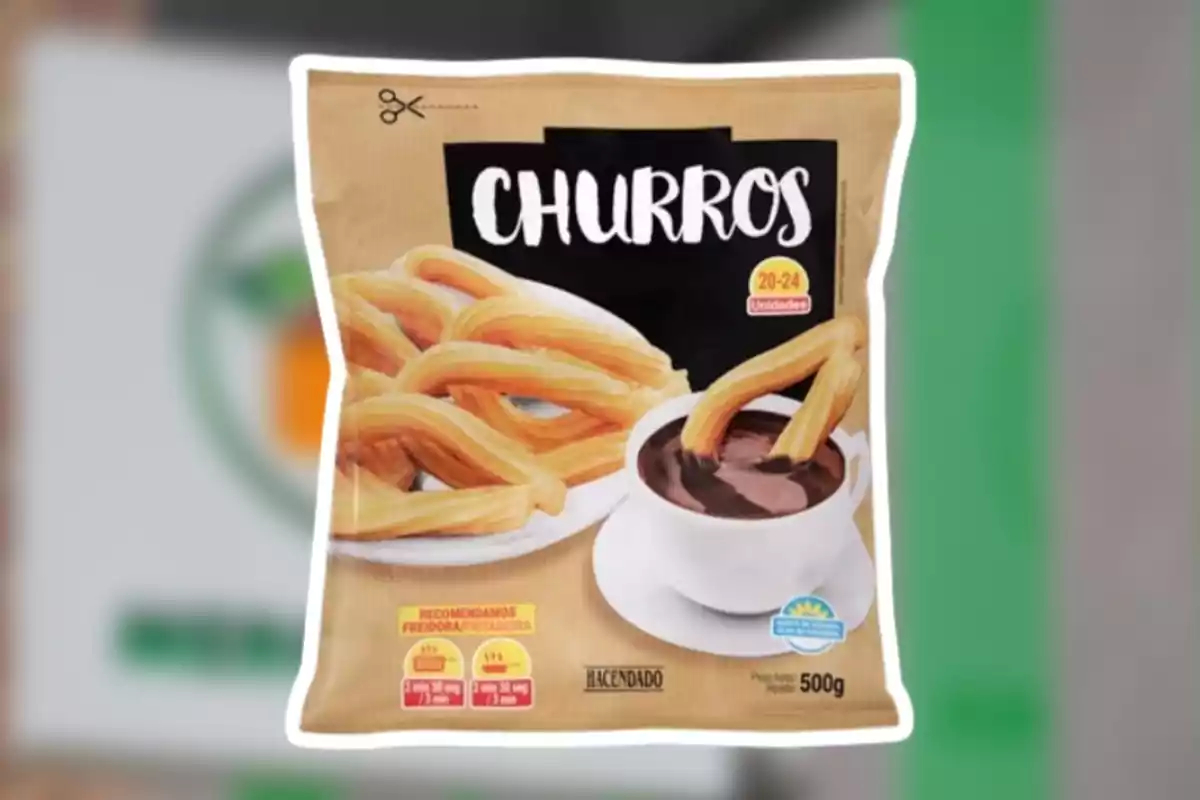 Paquet de xurros congelats Hacendado amb imatge de xurros servits amb xocolata calenta. Paquet de xurros congelats Hacendado amb imatge de xurros servits amb xocolata calenta.
