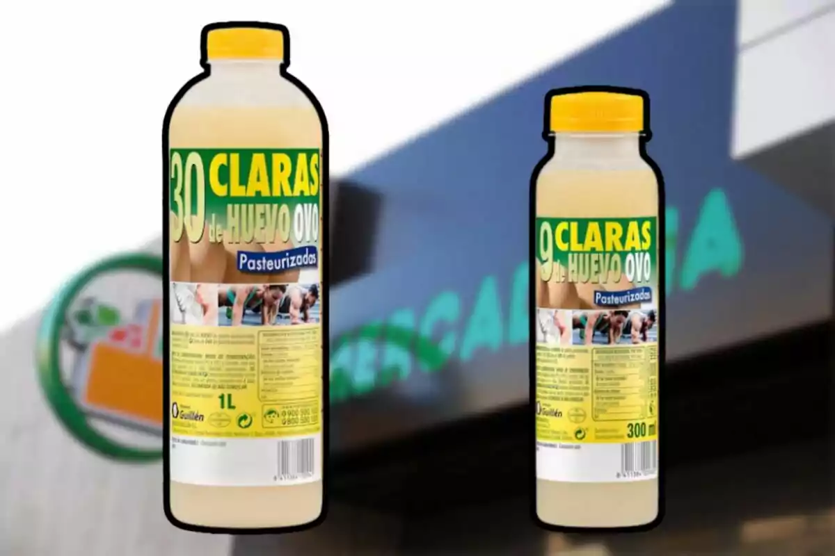 Ampolles de clares d'ou pasteuritzades de 1 litre i 300 ml amb fons de supermercat. Ampolles de clares d'ou pasteuritzades de 1 litre i 300 ml amb fons de supermercat.