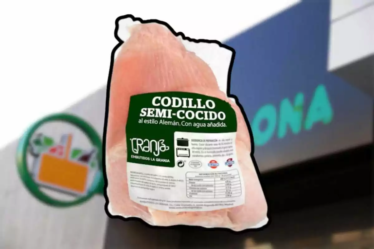 Paquete de codillo semi-cocido al estilo alemán de la marca Embutidos La Granja frente a una tienda. Paquete de codillo semi-cocido al estilo alemán de la marca Embutidos La Granja frente a una tienda.