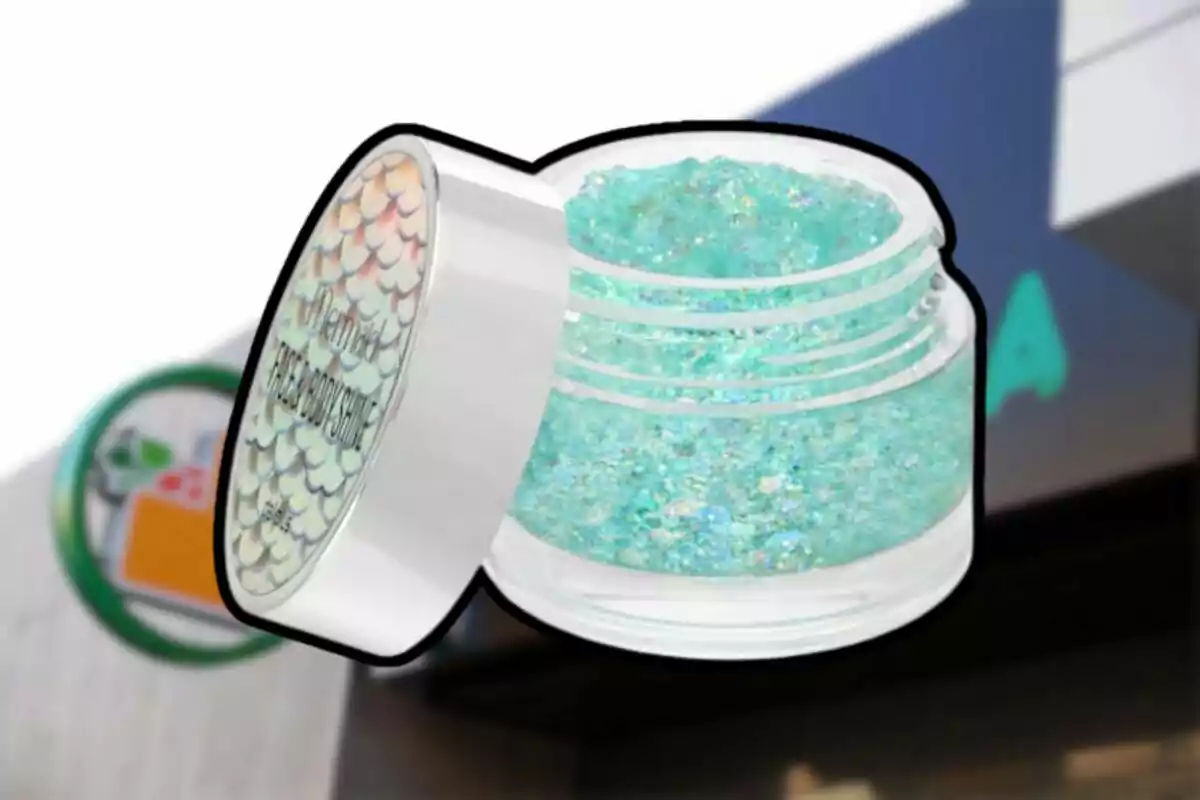 Un flascó de plàstic transparent amb tapa blanca conté un producte brillant de color blau verdós, amb un fons desenfocat que mostra un rètol. Un flascó de plàstic transparent amb tapa blanca conté un producte brillant de color blau verdós, amb un fons desenfocat que mostra un rètol.