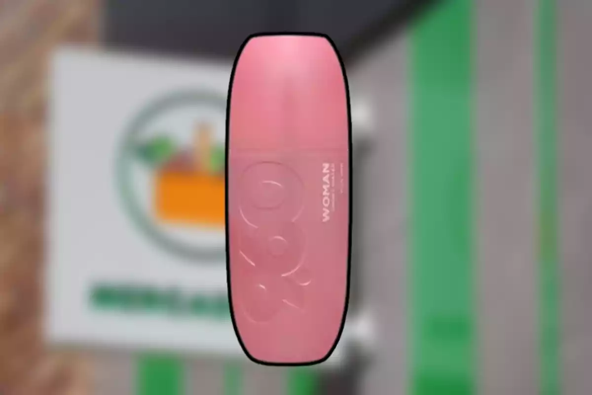 Desodorant rosa per a dona amb fons desenfocat d’una botiga Desodorant rosa per a dona amb fons desenfocat d’una botiga