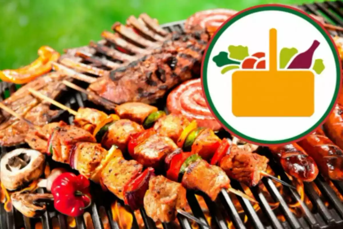 Graellada amb broquetes de carn i verdures al costat d'un logotip d'aliments. Graellada amb broquetes de carn i verdures al costat d'un logotip d'aliments.
