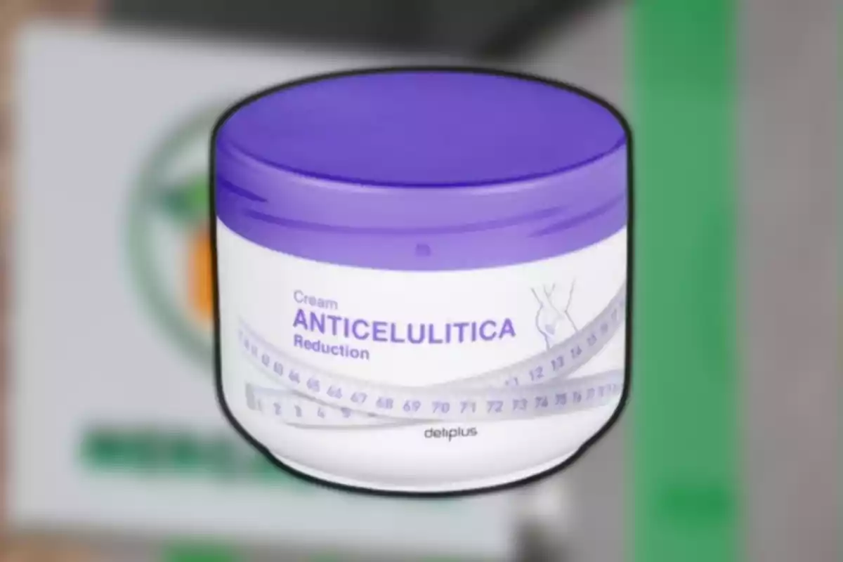 Un flascó de crema anticel·lulítica amb tapa morada i etiqueta blanca amb lletres morades i una cinta mètrica impresa al voltant. Un flascó de crema anticel·lulítica amb tapa morada i etiqueta blanca amb lletres morades i una cinta mètrica impresa al voltant.